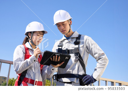 穿著全套安全帶的工人開會、高空工作、建築工地、圖像 95833503