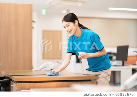 Cleaning staff (young woman, wiping) 95833673