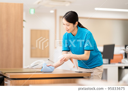 清潔人員（年輕女子，擦拭） 95833675