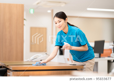清潔人員（年輕女子，擦拭） 95833677
