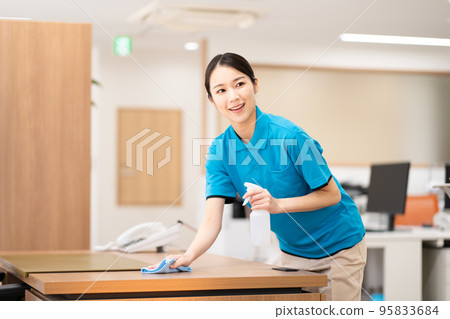 Cleaning staff (young woman, wiping) 95833684