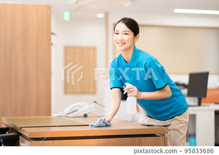 Cleaning staff (young woman, wiping) 95833686