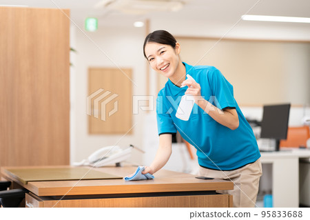 Cleaning staff (young woman, wiping) 95833688