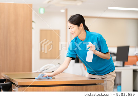 Cleaning staff (young woman, wiping) 95833689