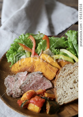 Ratatouille, roast beef and rye bread on a plate 95833858