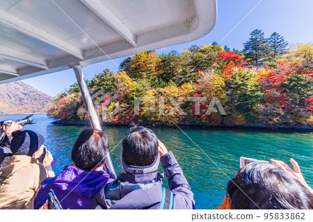 (Tochigi Prefecture) Tourists taking pictures of autumn leaves from a sightseeing boat on Lake Chuzenji in Oku-Nikko 95833862