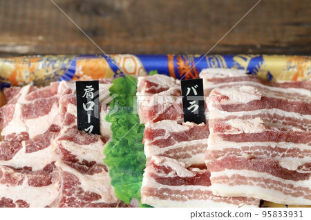 部分解凍的北海道三元豬五花肉和肩裡肌,用來烤肉 部分解凍的北海道三元豬五花肉和肩裡肌,用來烤肉 95833931