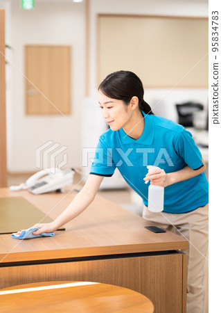 清潔人員(年輕女子,擦拭) 清潔人員(年輕女子,擦拭) 95834783