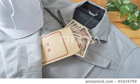 Work clothes and pay bag with cash 95834799