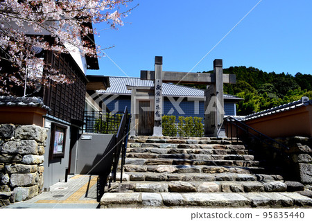 櫻花盛開、綠意盎然的築前小京都“秋月”街景 櫻花盛開、綠意盎然的築前小京都“秋月”街景 95835440