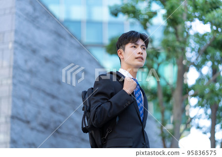 一個穿西裝通勤的年輕人 一個穿西裝通勤的年輕人 95836575