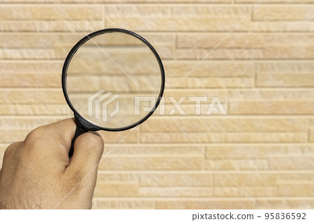 用放大鏡檢查房屋外牆的圖像 95836592