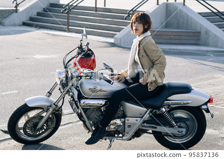 Women riding bikes / girls riding bikes 95837136