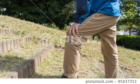 Image of a man with shortness of breath and knee pain on the stairs 95837353