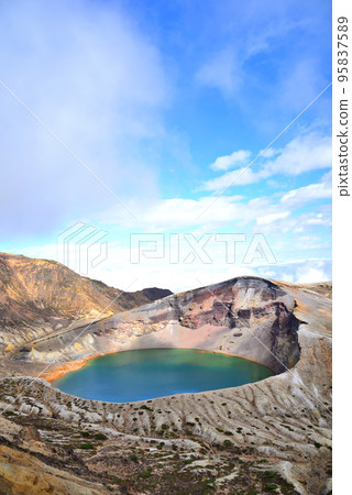 Miyagi Prefecture's tourist attraction "Okama" is famous for its emerald green water in Zao Miyagi Prefecture's tourist attraction "Okama" is famous for its emerald green water in Zao 95837589