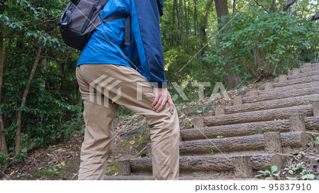 Image of a man with shortness of breath and knee pain on the stairs 95837910