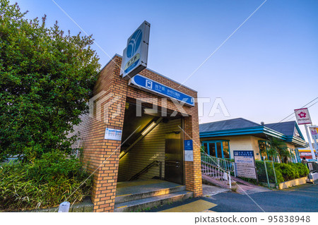 日本橫濱的城市景觀，俯瞰Kishinekoen地鐵站等 95838948