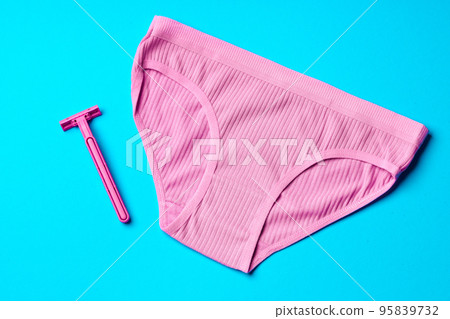 Women's panties and razor flat lay top view Women's panties and razor flat lay top view 95839732