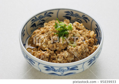 Minced meat and tofu bound with egg 95839933