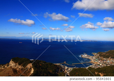 從 Nokogiri 山看到的東京灣和富士山 從 Nokogiri 山看到的東京灣和富士山 95841601