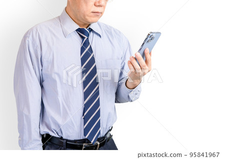 看智能手機屏幕的商人 看智能手機屏幕的商人 95841967