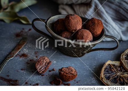 自製西式巧克力和松露作為零食 95842128