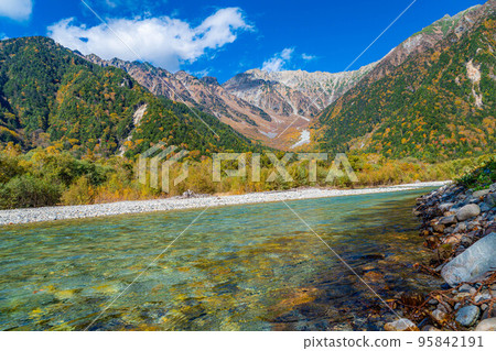 [秋季素材]錦州上高地和梓川的清流[長野縣] 95842191