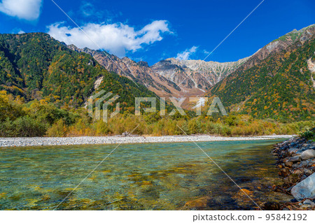 [秋季素材]錦州上高地和梓川的清流[長野縣] 95842192