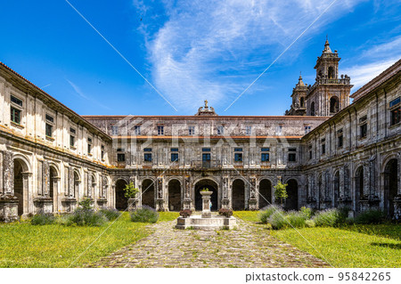 Courtyard of the monastery of Oseira at Ourense, Galicia, Spain. Monasterio de Santa Maria la Real de Oseira 95842265