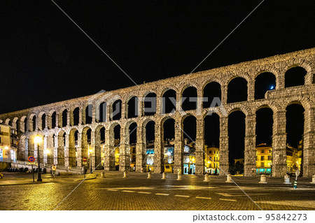 Roman Aqueduct of Segovia at night, one of the best-preserved elevated Roman Aqueducts. Castile and Leon, Spain. 95842273