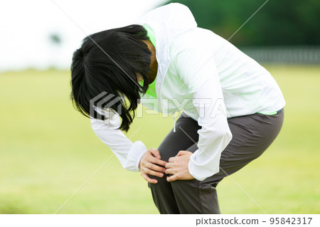 在公園做體操的中老年婦女 95842317