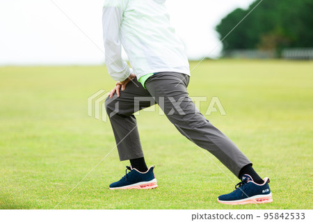 Middle to senior women doing gymnastics in the park Middle to senior women doing gymnastics in the park 95842533