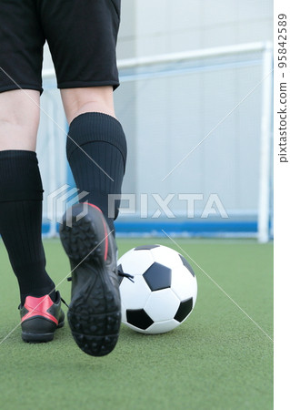 踢足球的守門員人 95842589