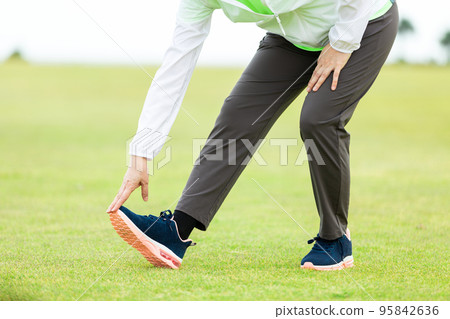 在公園做體操的中老年婦女 95842636