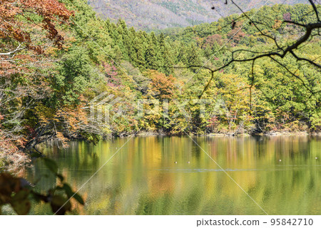 初秋的楚羅湖和藏王 初秋的楚羅湖和藏王 95842710