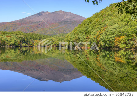 Lake Choro and Zao in early autumn 95842722