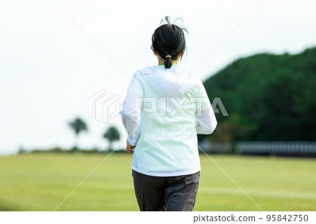 中老年婦女慢跑 95842750