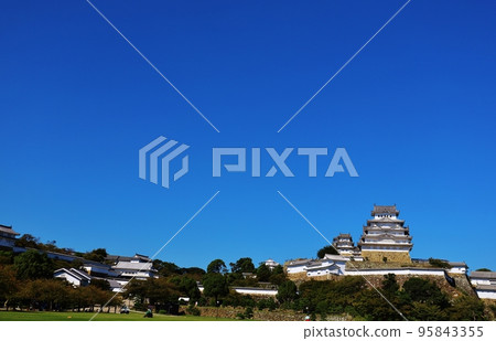 Himeji Castle against the blue sky 95843355