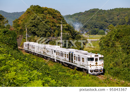 JR Kyushu Kiha 47 Series "Futatsuboshi 4047" with a beautiful white body 95843367