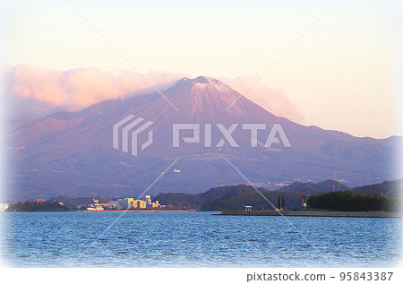 深秋的大山景色,在夕陽下微微泛紅,遠眺中海(插畫風格) 深秋的大山景色,在夕陽下微微泛紅,遠眺中海(插畫風格) 95843387