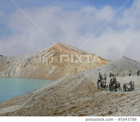 群馬縣吾妻郡草津町草津白根山,經常觀測的火山,湯釜的成層火山,攝於 2007 年 10 月 群馬縣吾妻郡草津町草津白根山,經常觀測的火山,湯釜的成層火山,攝於 2007 年 10 月 95843786