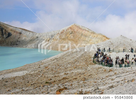 群馬縣吾妻郡草津町草津白根山，經常觀測的火山，湯釜的成層火山，攝於 2007 年 10 月 95843808