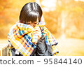 一個女人把臉埋在秋葉的毯子裡 95844140
