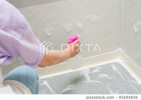 [Middle housewife cleaning the bath with spray and bubbles] 95844856