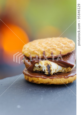 S'mores made from a camp fire 95846129