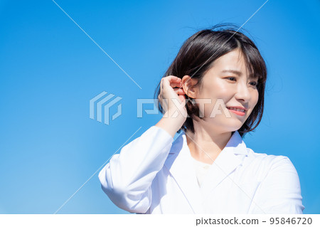 A lady in white 95846720