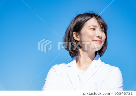 A lady in white 95846721