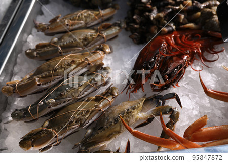 Fresh swimming crabs and other seafood on ice. Wholesale market Fresh swimming crabs and other seafood on ice. Wholesale market 95847872