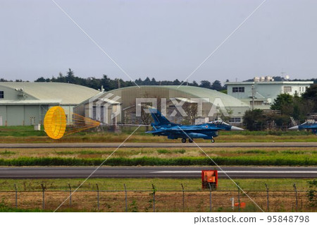 一架 F-2 噴氣式戰鬥機降落在首都防空的關鍵百里基地。 95848798