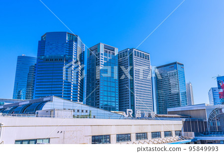 日本 11 月的東京城市景觀。品川站和站前辦公樓景觀 = 11 月 2 日 95849993